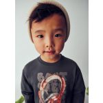 Mayoral felső fülhallgatóval az elején 